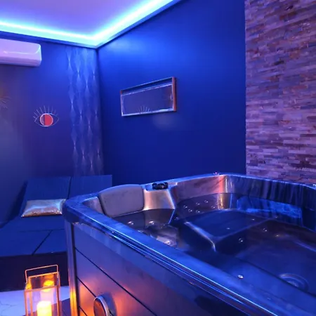 Blue Jacuzzi Bed and breakfast *