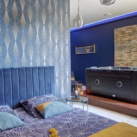 Bed and breakfast Blue Jacuzzi *