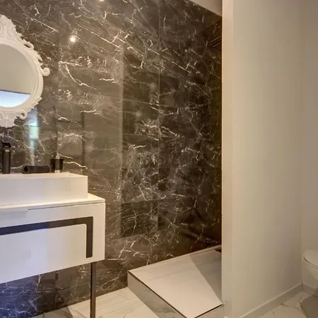 Blue Jacuzzi Bed & Breakfast Le Breuil (Rhone)